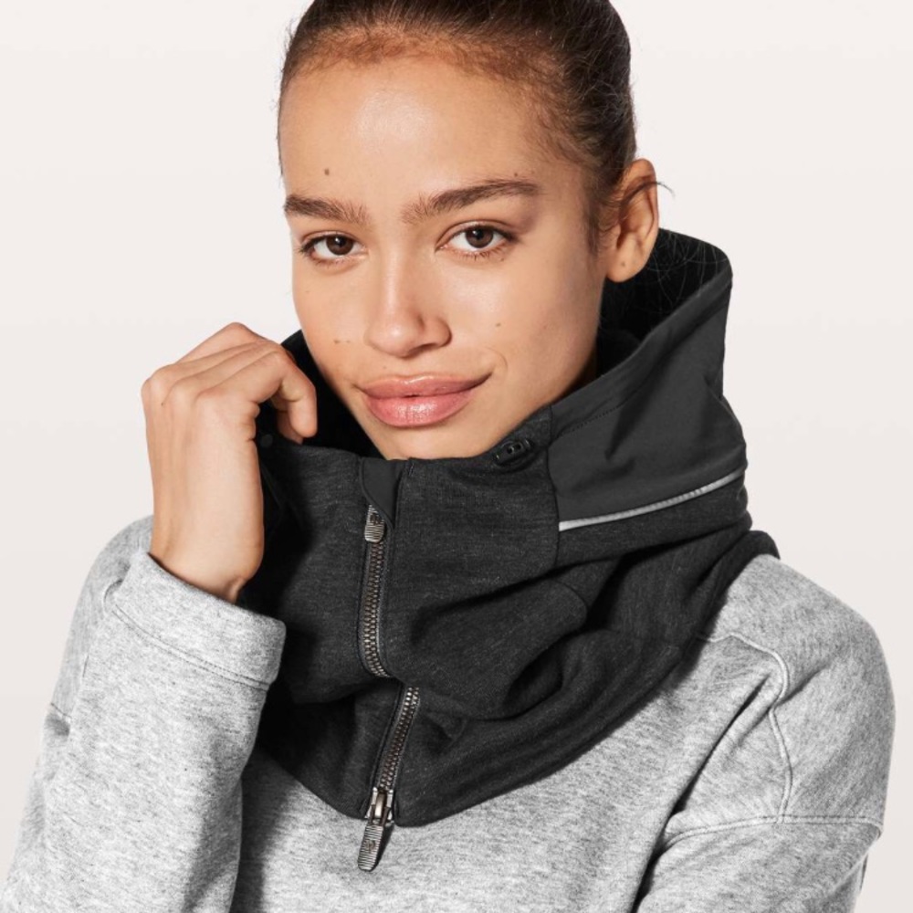 lululemon/ burrow in snood in heathered core black